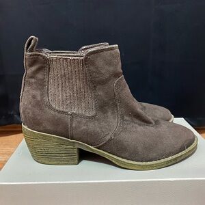 Women’s Golden Brown Suede Ankle Booties from the brand Arizona Jeans